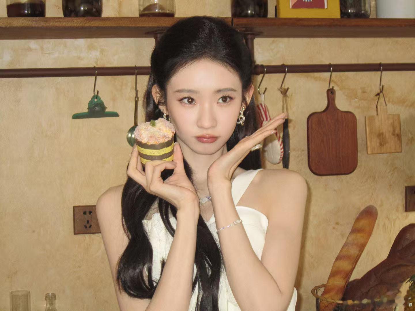 张艺凡张艺凡chua地一下撞飞范丞丞笑不活了！别人优雅抢镜，张艺凡靠猛冲杀出重围