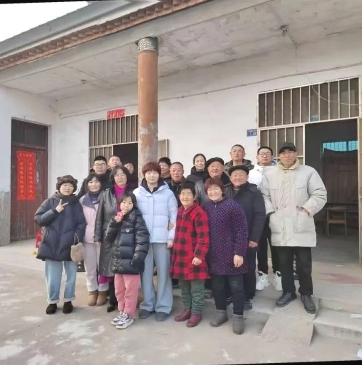 万万没想到，世界冠军蒯曼家庭并不是那么富有。

从蒯曼拍的全家福看，加上蒯曼一共