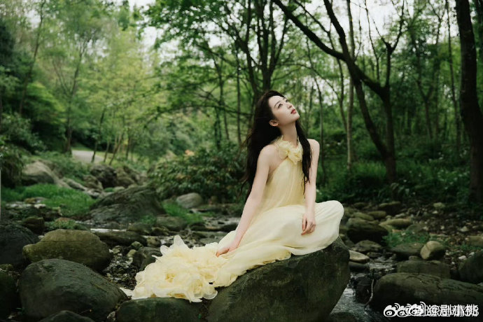 邓恩熙明媚具象化了邓恩熙好明媚一女孩谁能拒绝这么明媚的邓恩熙👀简简单单的样子，