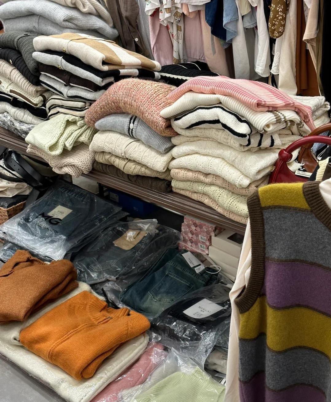 全网都在刷得内容，女人少买衣服吧，你怎么看？

昨日刷到一个超有梗的视频，更是狠