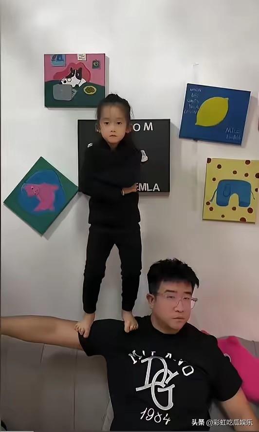 这是王炸姐的老公孩子，她孩子才四岁小名花生，她老公叫朵朵是普通职员，一家人靠王炸