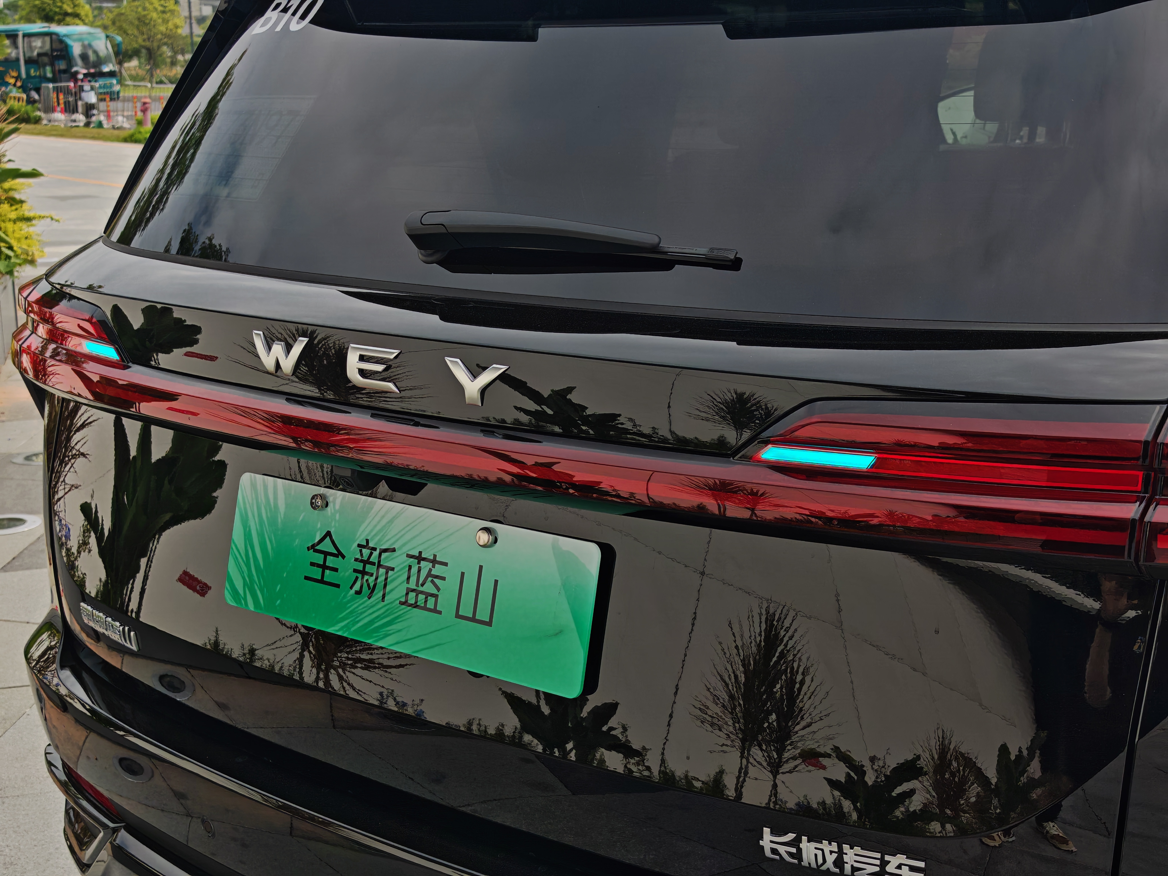 长城汽车VLA首搭魏牌蓝山魏牌全新蓝山智能进阶版也安排上了智驾小蓝灯，左右后视镜