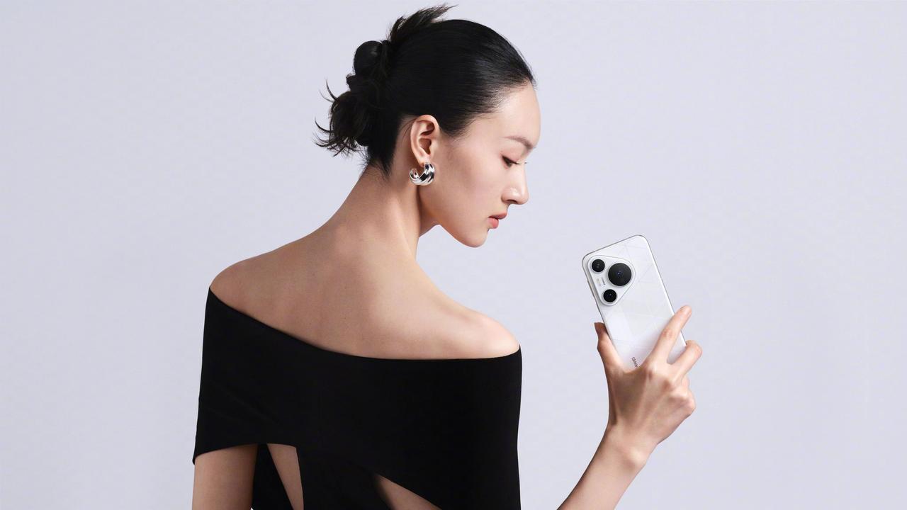 华为Pura 70 Pro+ 凭借其背板采用的光织格纹设计与纳米织光工艺，将光影