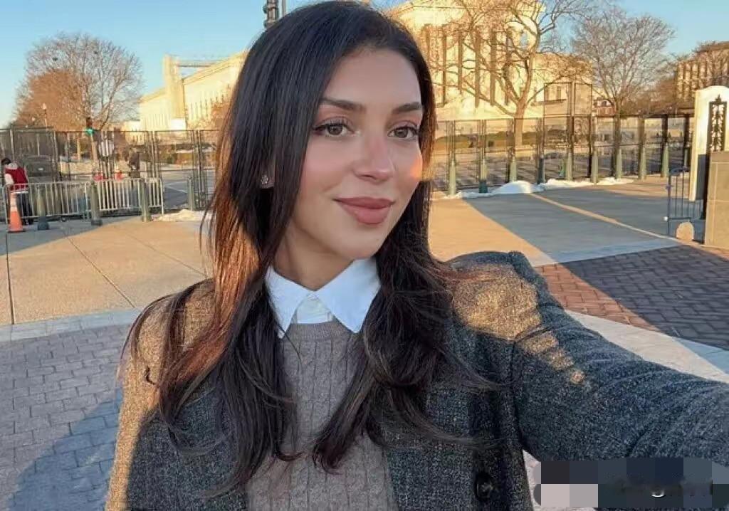 这个女孩叫朱莉娅·瓦尔瓦罗，29岁，是特总亲自任命的美国国土安全部反恐事务副助理