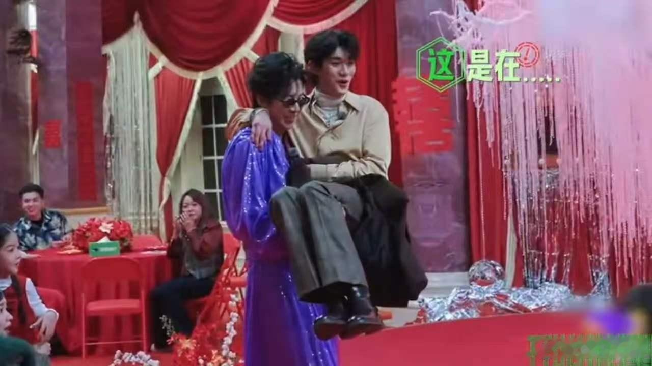刘宇宁丁程鑫推理吧公主抱 漆黑环境放大恐惧，木偶悄无声息窜出，丁程鑫下意识躲在刘