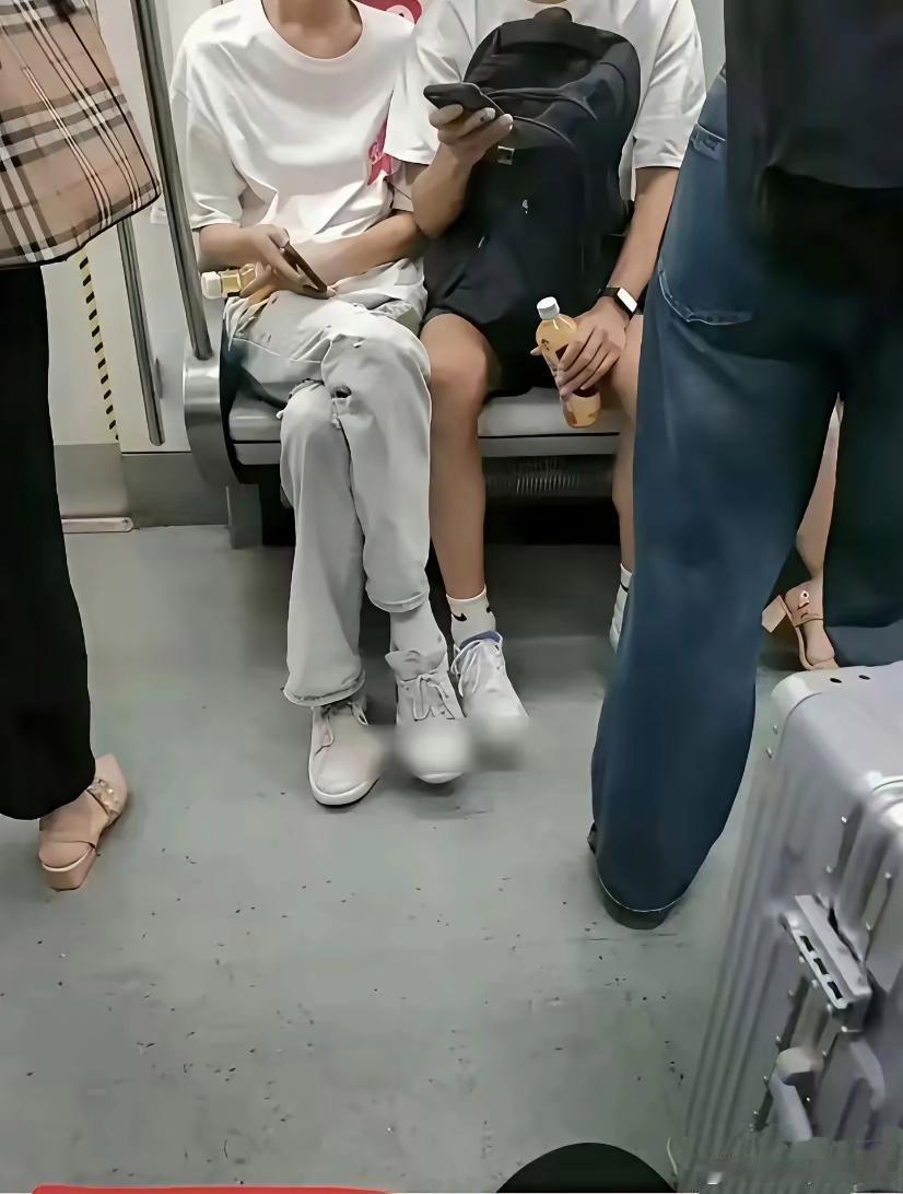 现在很多年轻人坐地铁或是公交，已经开始大大方方不再让座了，你觉得这好吗 