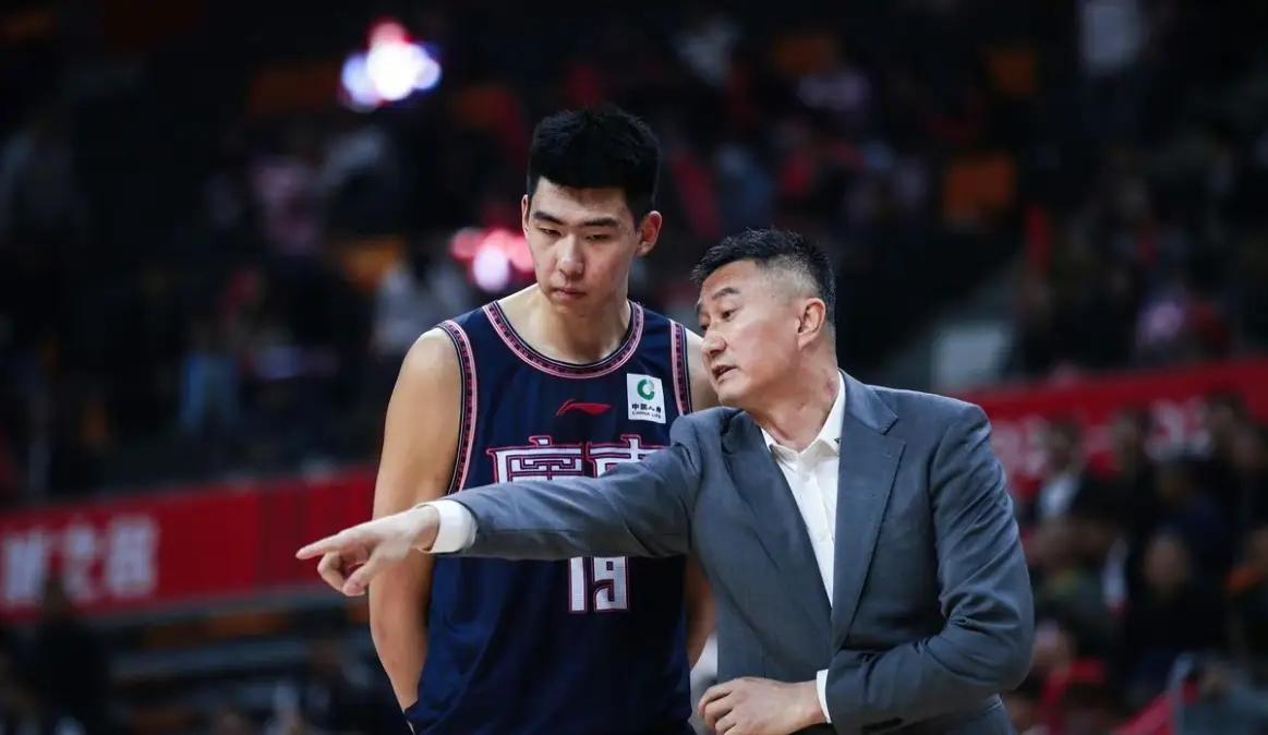 事实证明！徐昕确实被荒废四年，一年时间飞跃式成长，杜锋追悔莫及
把时间拉回到去年