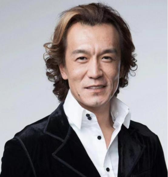 “我不要回中国，把我葬在美国吧！”2018年，李咏因病去世，然而遗产并没有留给妻
