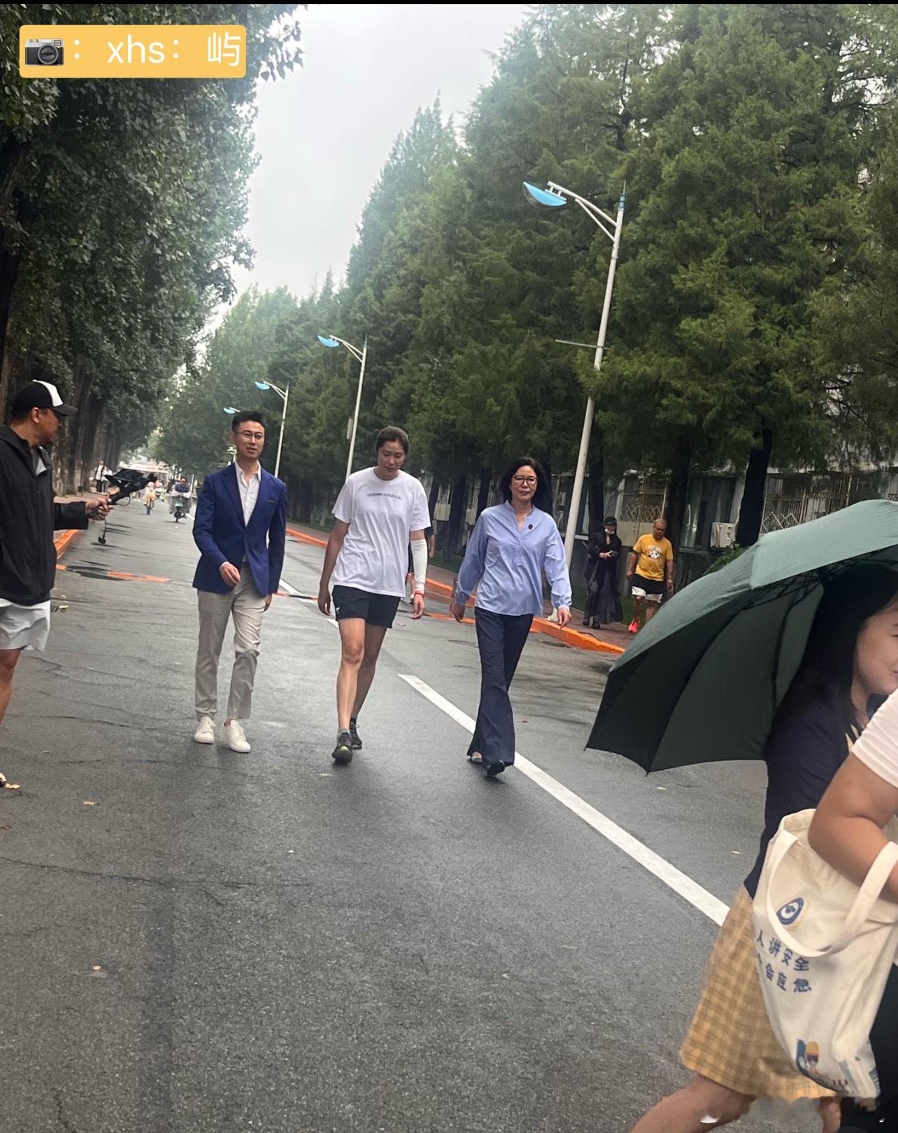 婷姐今日下午现身北师大[锦鲤附体][锦鲤附体]！还有最爱的郎妈以及央视著名主持人