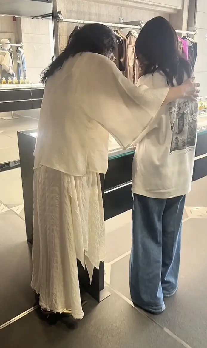 小玥儿暑假回北京，奶奶陪她三里屯购物。小玥儿跟弟弟暑假都回北京了，奶奶...