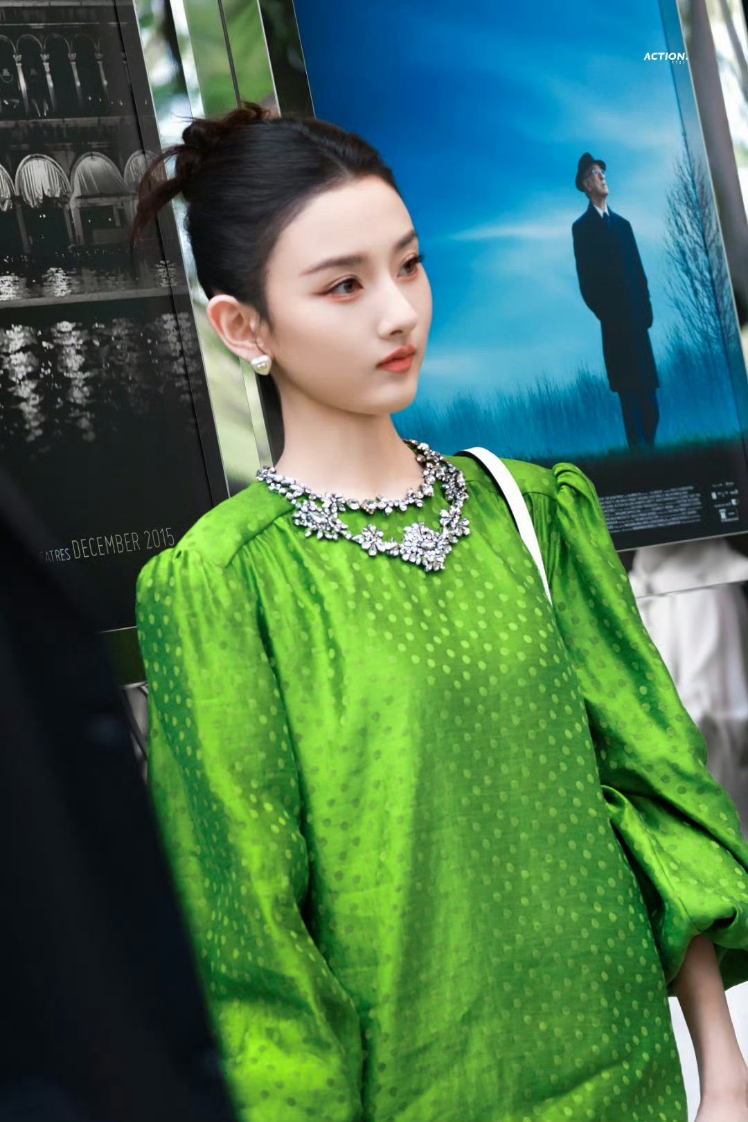 宋祖儿今天大红又大绿宋祖儿换了红裙宋祖儿今天大红又大绿，女娲炫技穿这么难驾驭的颜