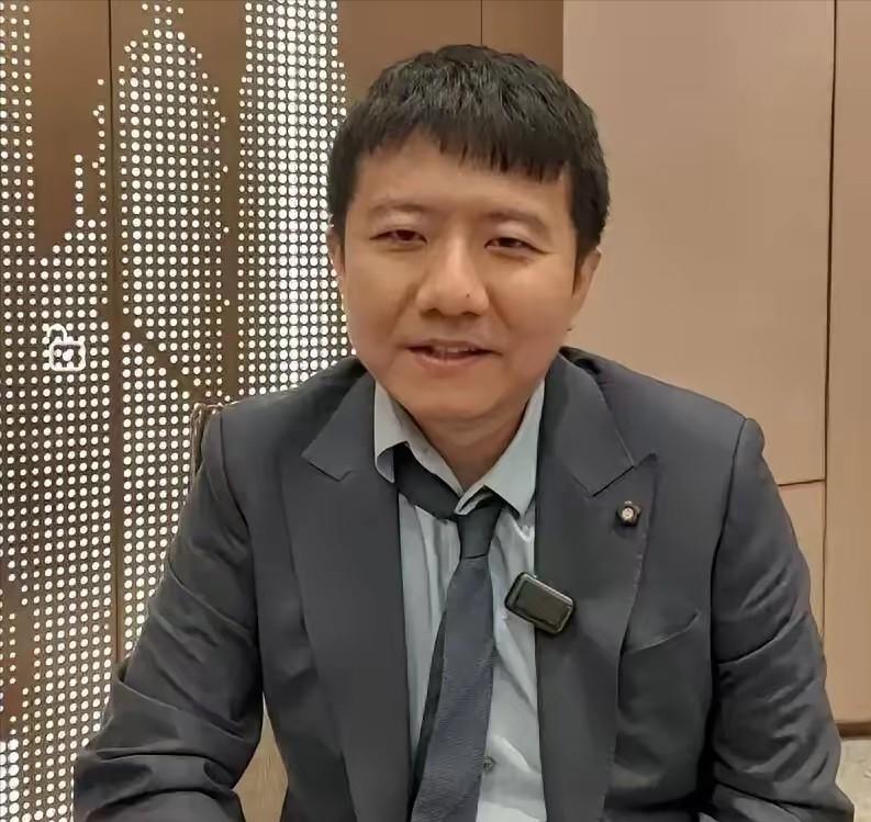 刚刚看完菲尔茨奖的直播，非常好看！大会宣布得奖的顺序是邓煜，John Pardo