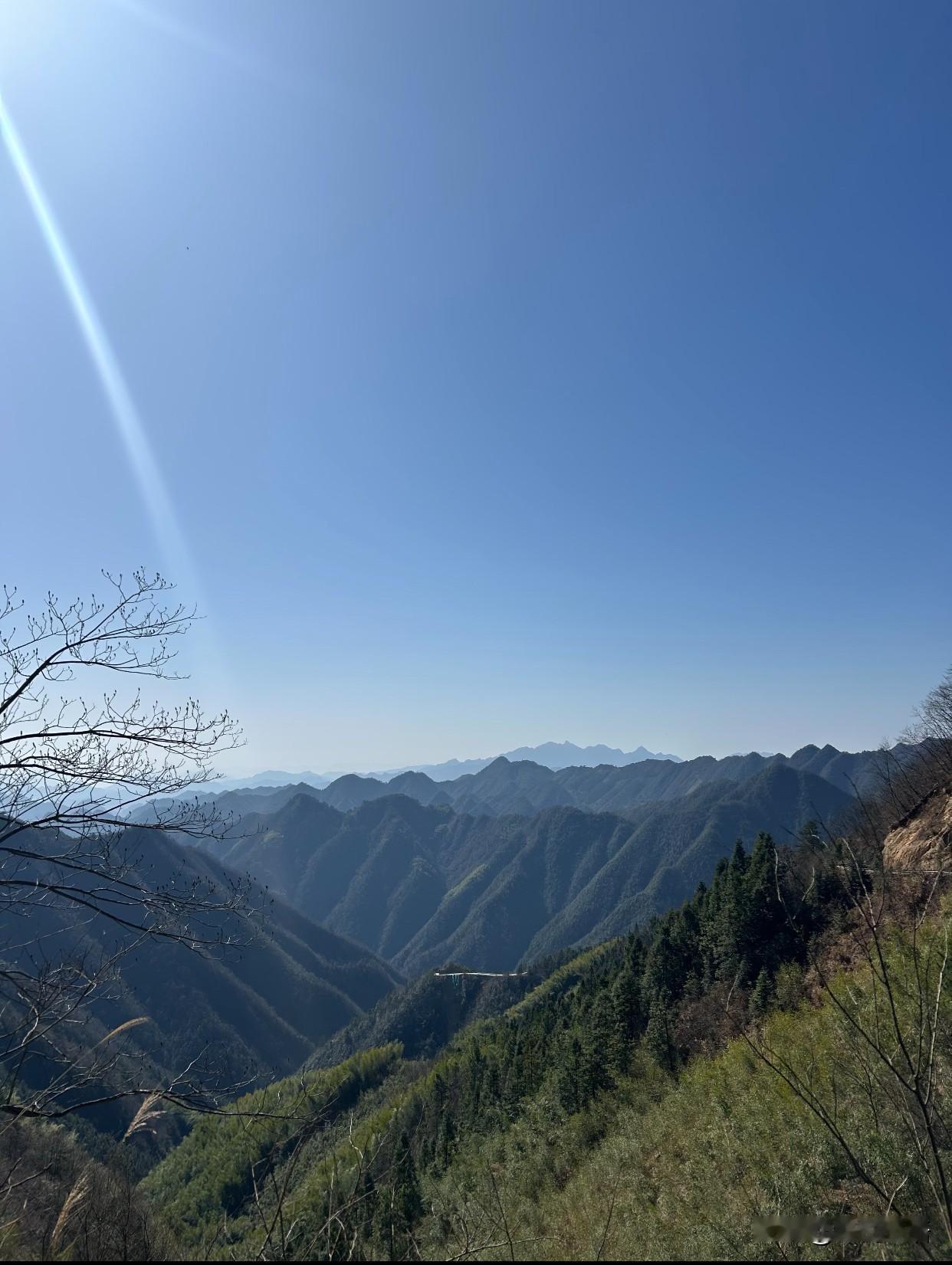 表叔的喜字还没贴，越南新娘就跑了

表叔家的红双喜，还压在堂屋的八仙桌上。
那是
