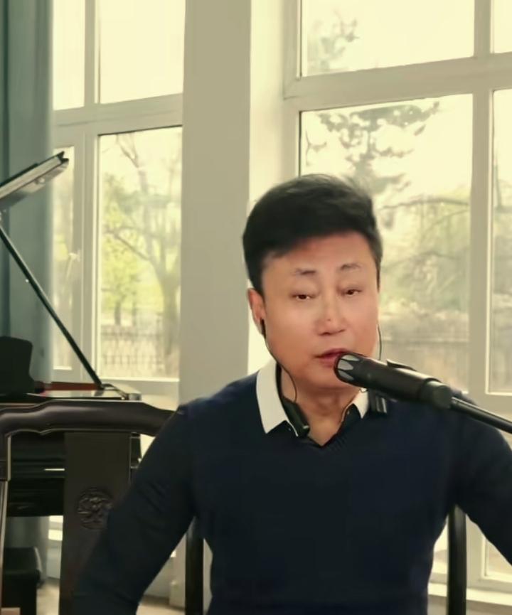 清明时节寄相思，耿老师哽咽落泪，讲述母亲离世的过程。他回忆起过年时与母亲相处的点