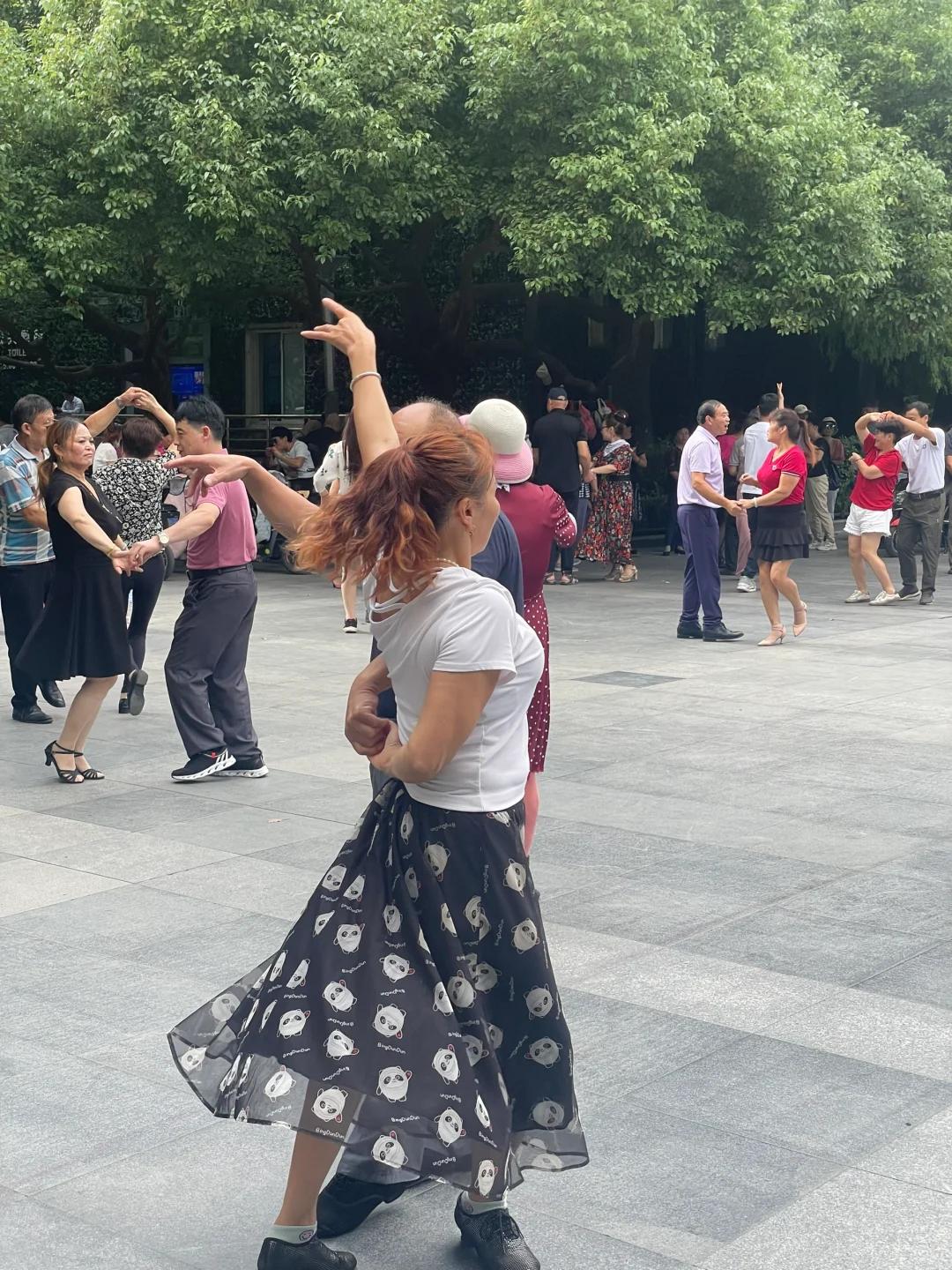广州一个58岁的女人，迷上了交谊舞，丈夫生病卧床大半年她没怎么管过。

丈夫走后
