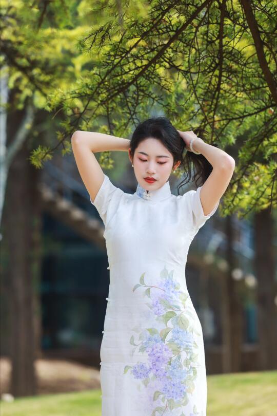 和女摄一起get清华简约大气的旗袍毕业照吧