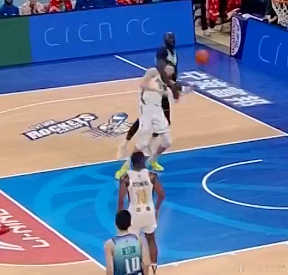 周琦这都被勒脖儿了，就在裁判眼前都没有犯规啊 …… 