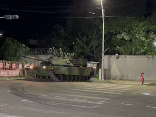 这是台湾民进党政府花高价钱从美国采购的“M1A丅”主战坦克！
主要装备于台陆军装