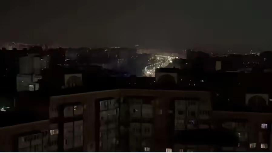 现代社会没电是不可想象的，基辅怎么熬过没电的日子？
       首都基辅停电是