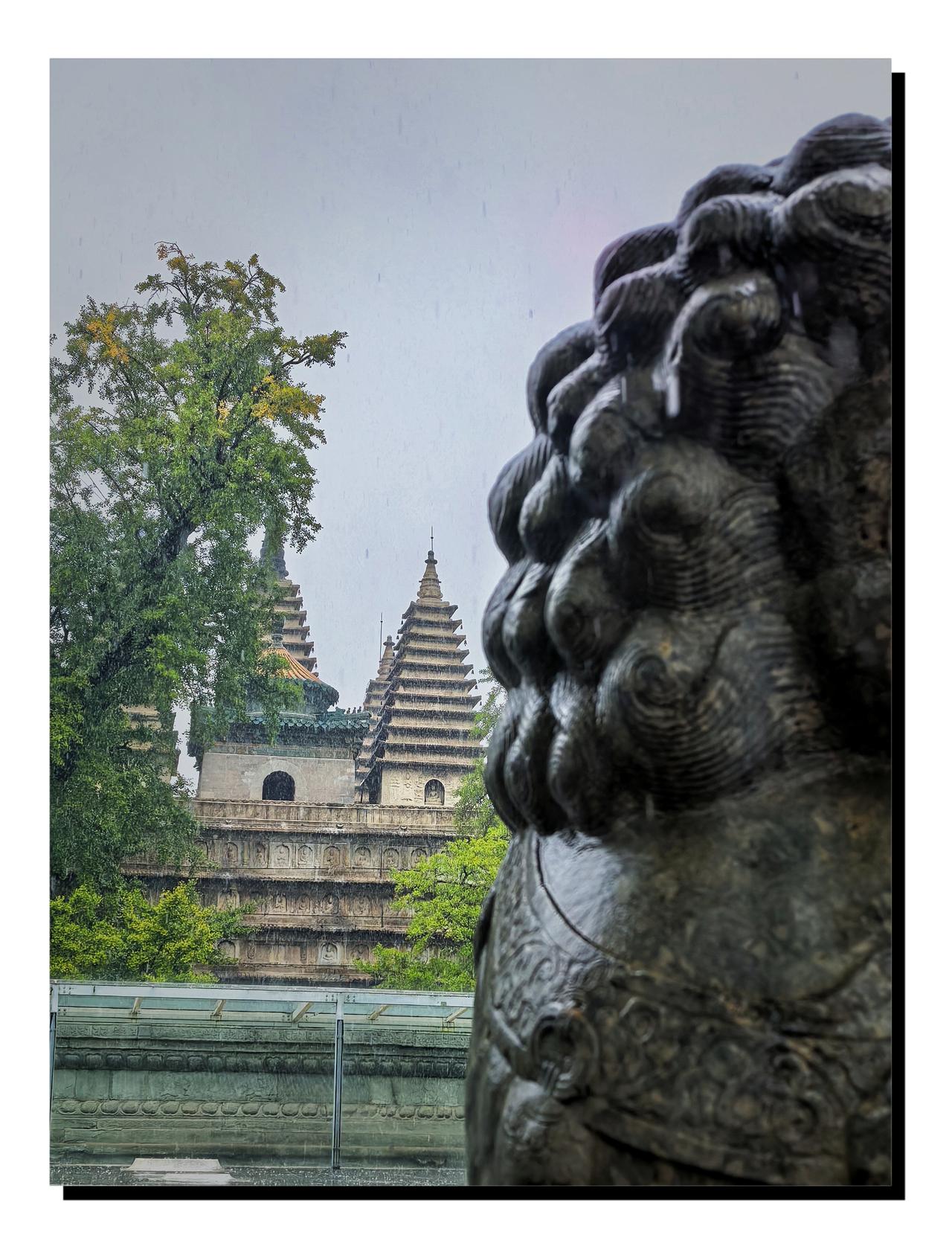 晒图笔记大赛十月十七日，北京下雨了，走进雨天的五塔寺