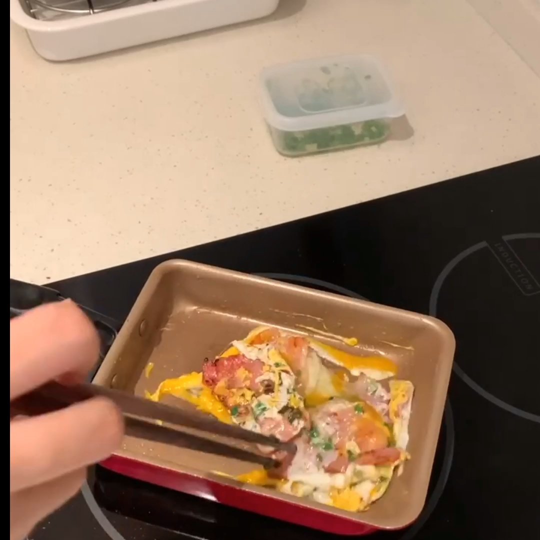 这周的第N次重复早餐，居然一点没腻！🥑🍳 牛油果酱抹得厚厚的，培根烤得焦香，