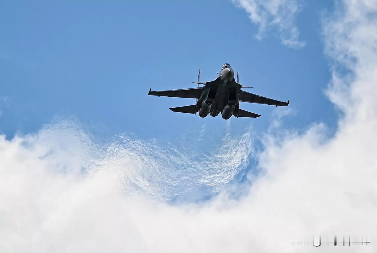 【在哈萨克斯坦，一架苏-30SM战斗机坠毁】
阿斯塔纳时间2026年2月25日，