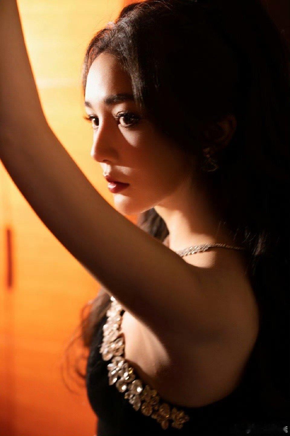 靳梦佳辣成这样了 黑色抹胸裙造型太戳人！钻石项链增添精致感，妆容优雅大气，小性感