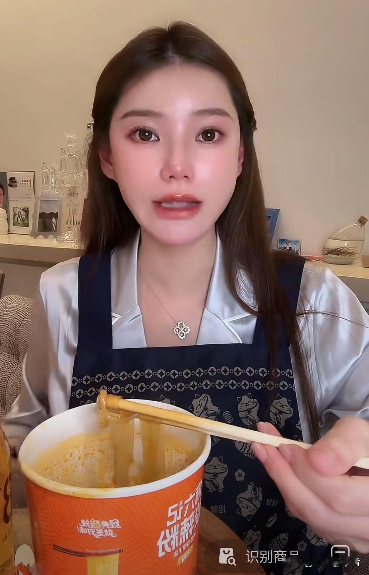 今晚，无意间刷到马筱梅的直播间。真的想不到，马筱梅的直播间人气还那么高，有三万多