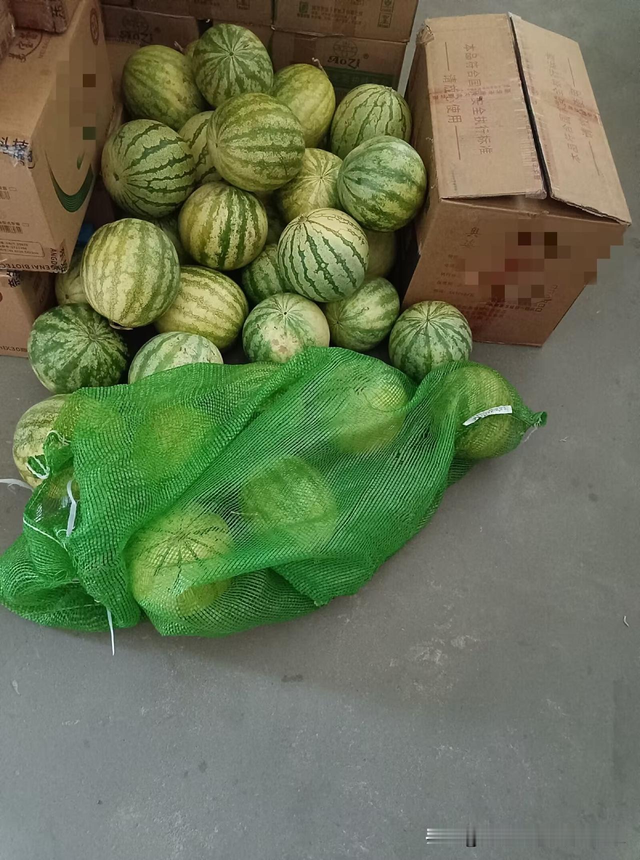 在家里吃瓜
籽我也不扔
每每洗干净晾晒
闲的时候在灶上炒熟
有兴趣的时候拿来嗑一