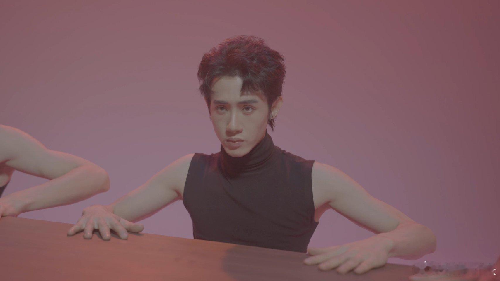 哥们可以靠脸吃饭偏要靠才华 这支舞团用实力证明，外貌只是加分项，真正让人折服的是