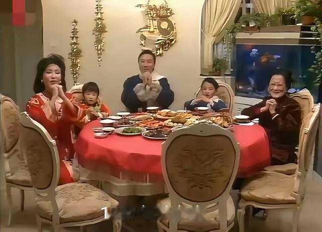 这是谢贤一家五口人给全国观众拜年。狄波拉身穿大红衣看着都喜庆