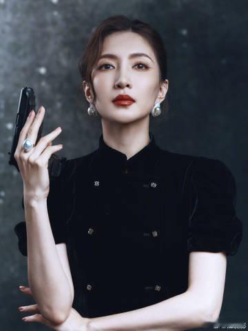 江疏影老公塑江疏影眼神能刀人 江疏影老公塑，真的是太美太酷了吧，这个眼神直接就已