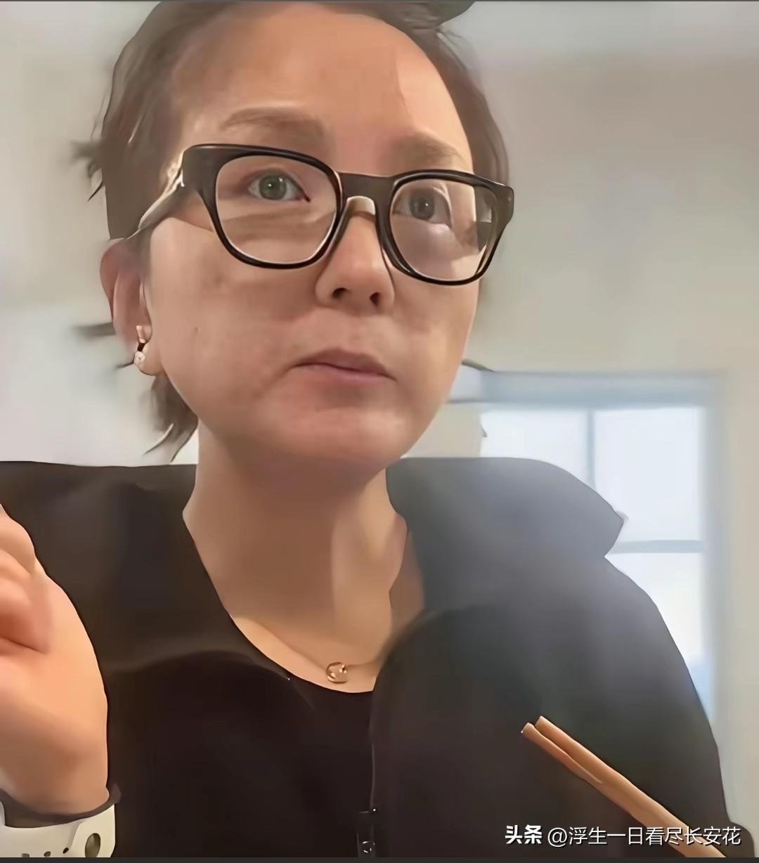 何洁哭诉养娃压力大：月花六位数的“苦”，普通人真的共情不了！

何洁直播哭诉“养