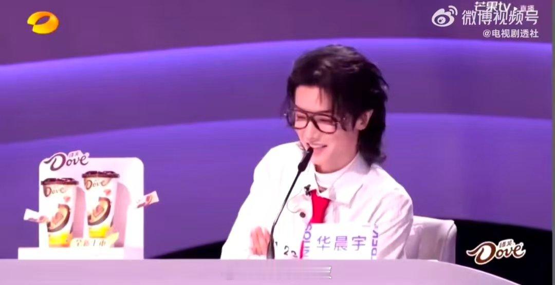 华晨宇 我怎么谁都锐评声鸣远扬 华晨宇在《声鸣远扬》里简直是“行走的评分表”：看