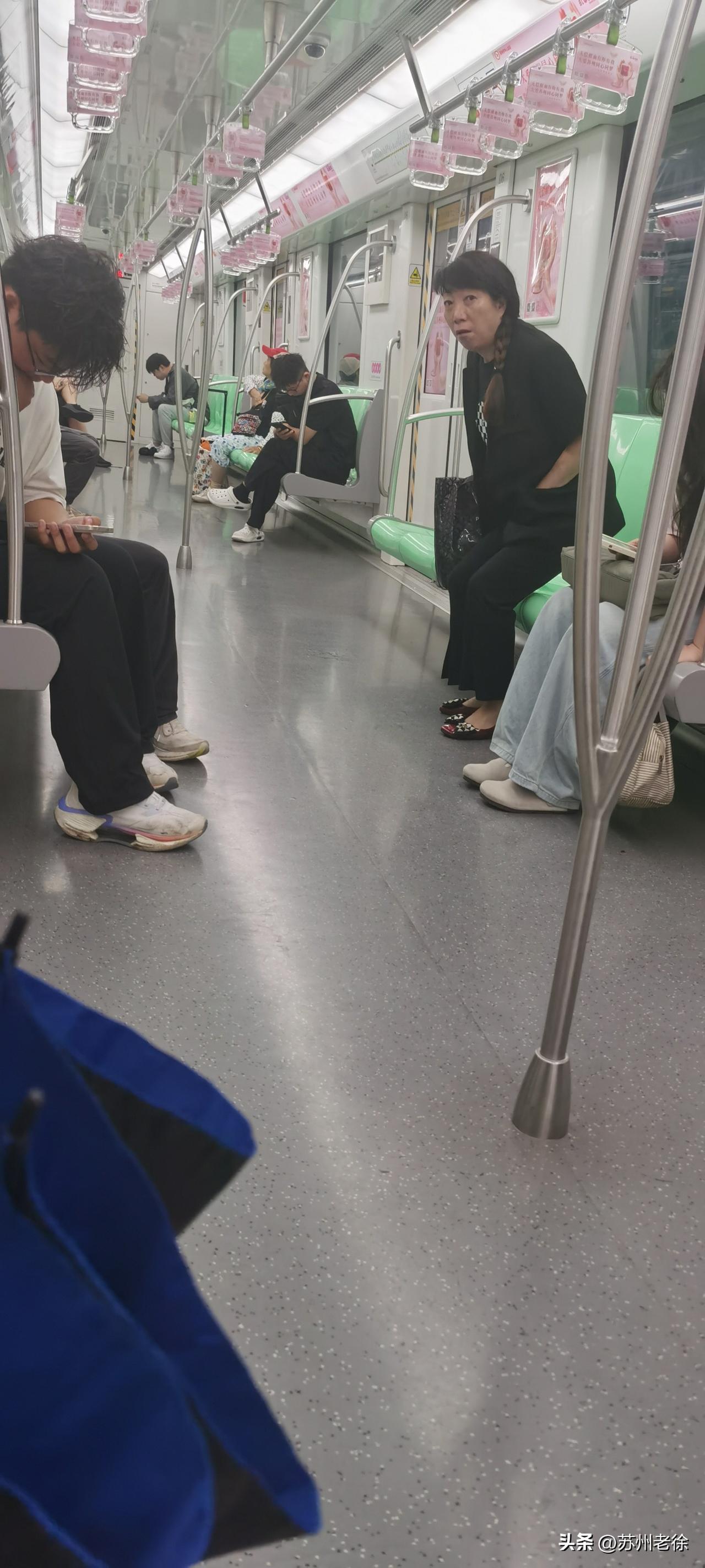 苏州地铁1号线是苏州客流量最大的线路，今天是周五，上午9点，往木渎方向，行驰到临