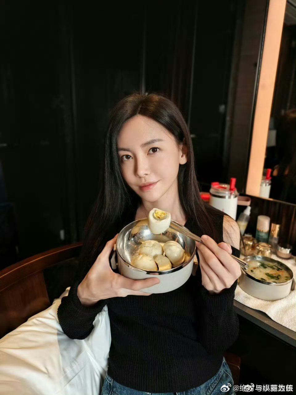 于文文 活着真好 谁看了不心疼！本以为文文不会现身，没想到为了不辜负期待带病登台