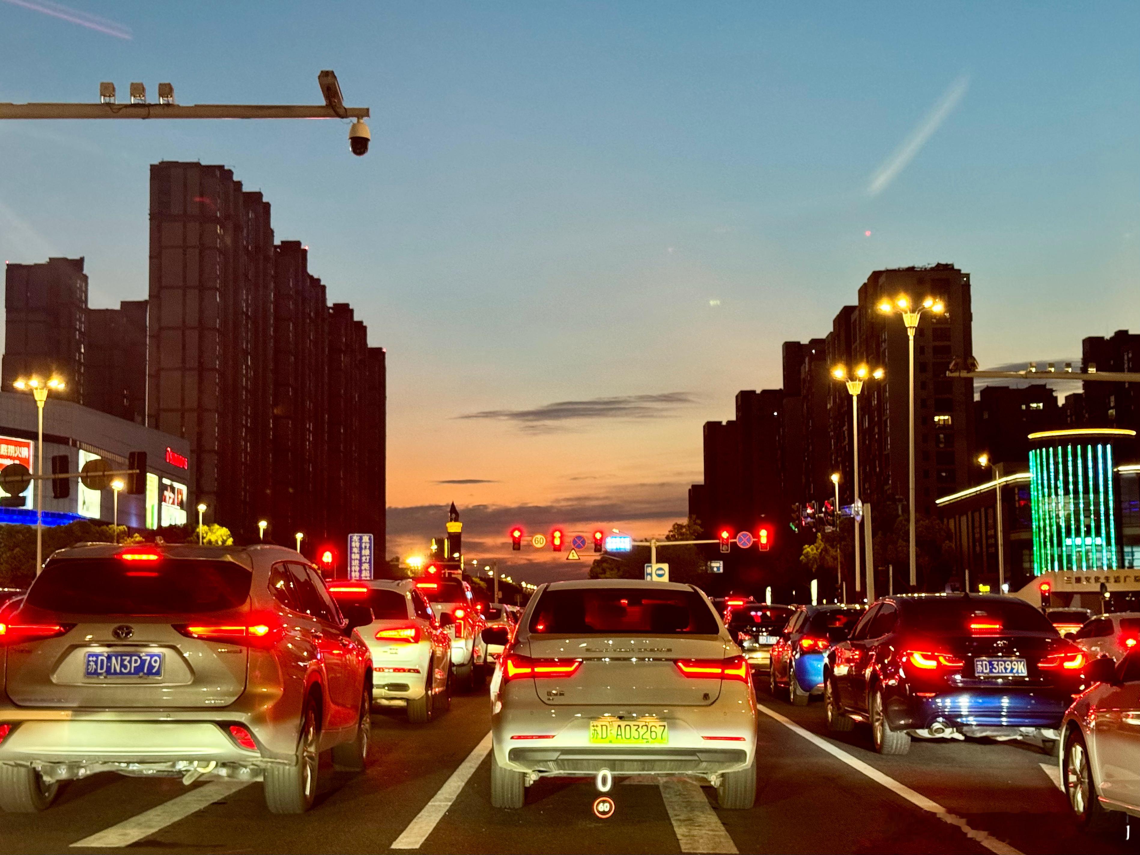 周五堵车感觉大家都开心，都没人按喇叭了[允悲] ​​​