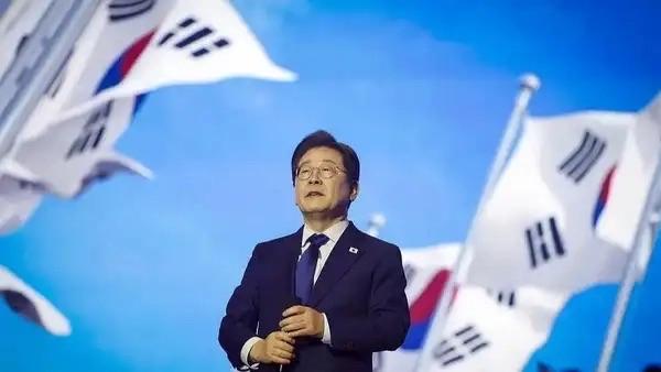 韩国总统痛批韩谋假新闻。
         21日晚，韩国首尔经济TV全员发文道