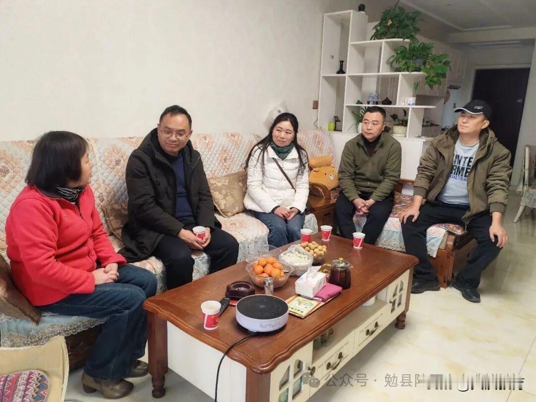 勉县陕硬九年制学校深入开展冬季送温暖慰问活动
      寒冬料峭，暖意融融。为