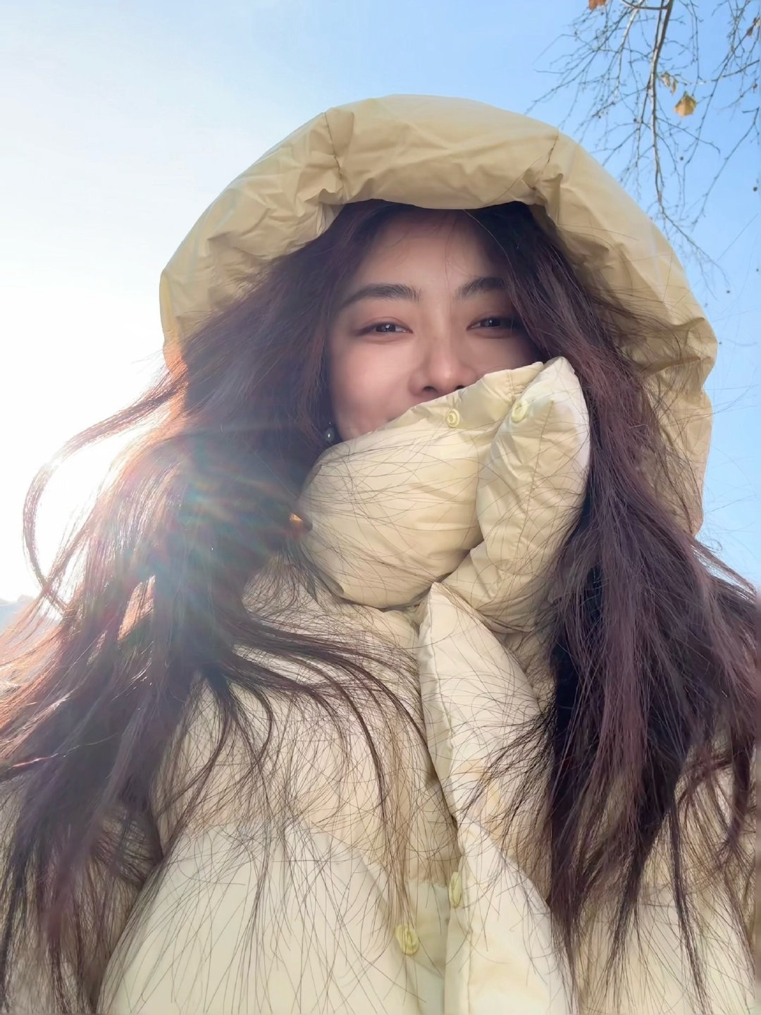 谭松韵鹅黄迎春 谭松韵立春晒自拍，鹅黄迎春，状态好好多多分享自拍呀谭松韵立春晒自