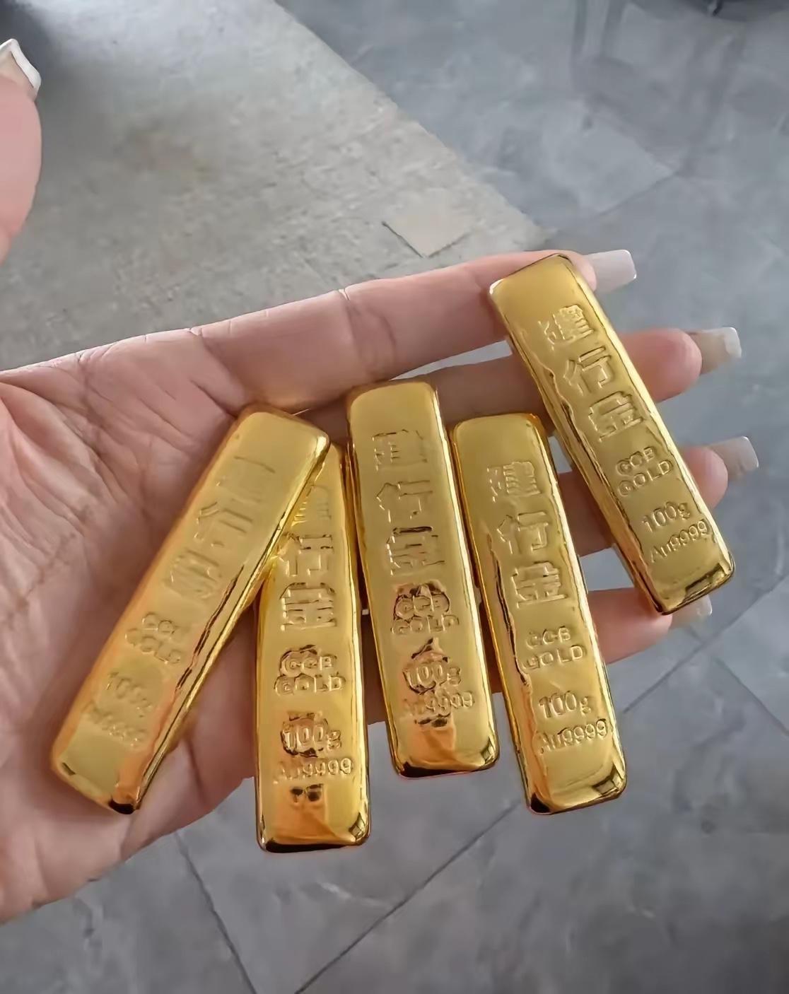 手里有黄金的人，现在估计腿都要拍肿了，
白天金价1060元，持续暴跌到了现在的