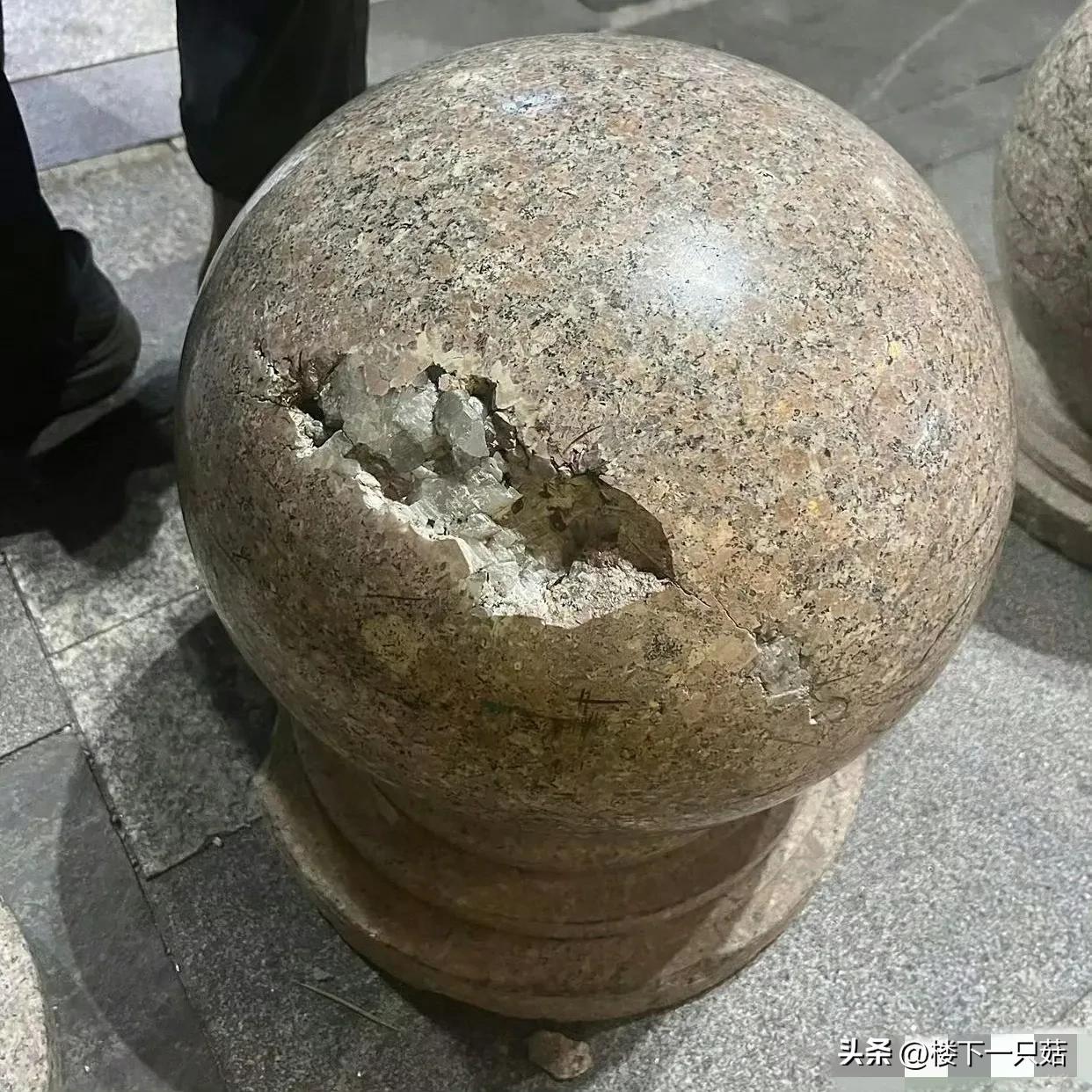 原来马路边的石墩子并不是球形的石头，里面竟然还有这种像玉一样的东西。
第一次见石