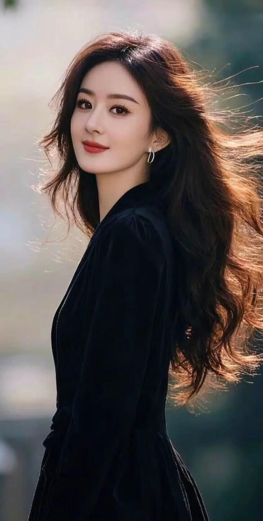 优雅黑裙，微风轻拂，自然之美