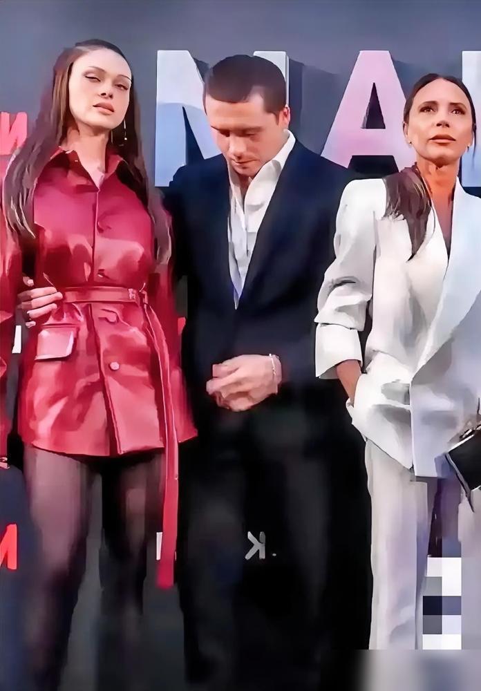 贝嫂这哪是在搞时尚，分明是在表演一个优雅的破产跳水动作，十年砸进去近五个亿还没听