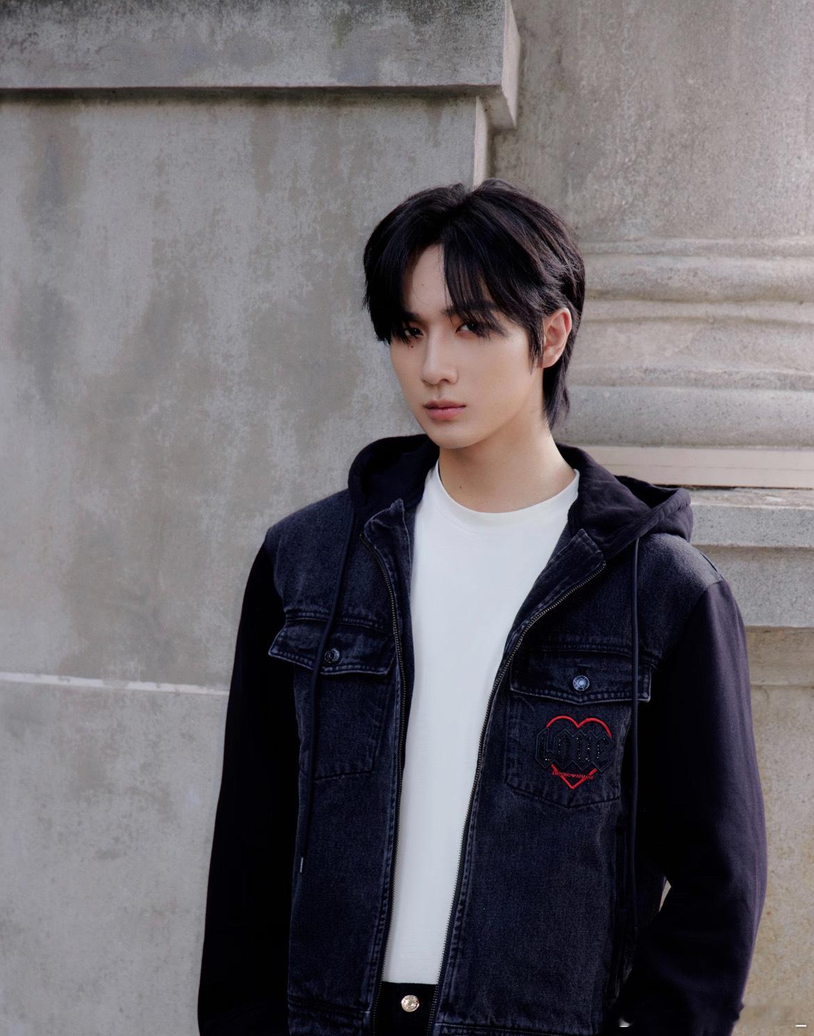 李宏毅侧颜有点权威啊李宏毅侧颜live李宏毅碎片三宫格 ​​​
