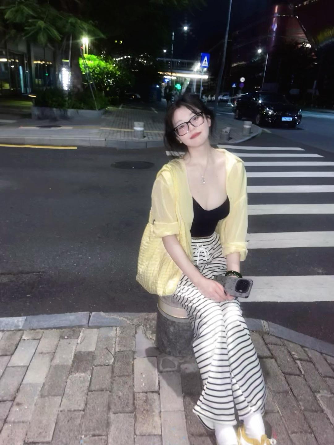 我是个普通家庭，父母离异时都争吵着不要我，直到那次他们发现了我的价值...