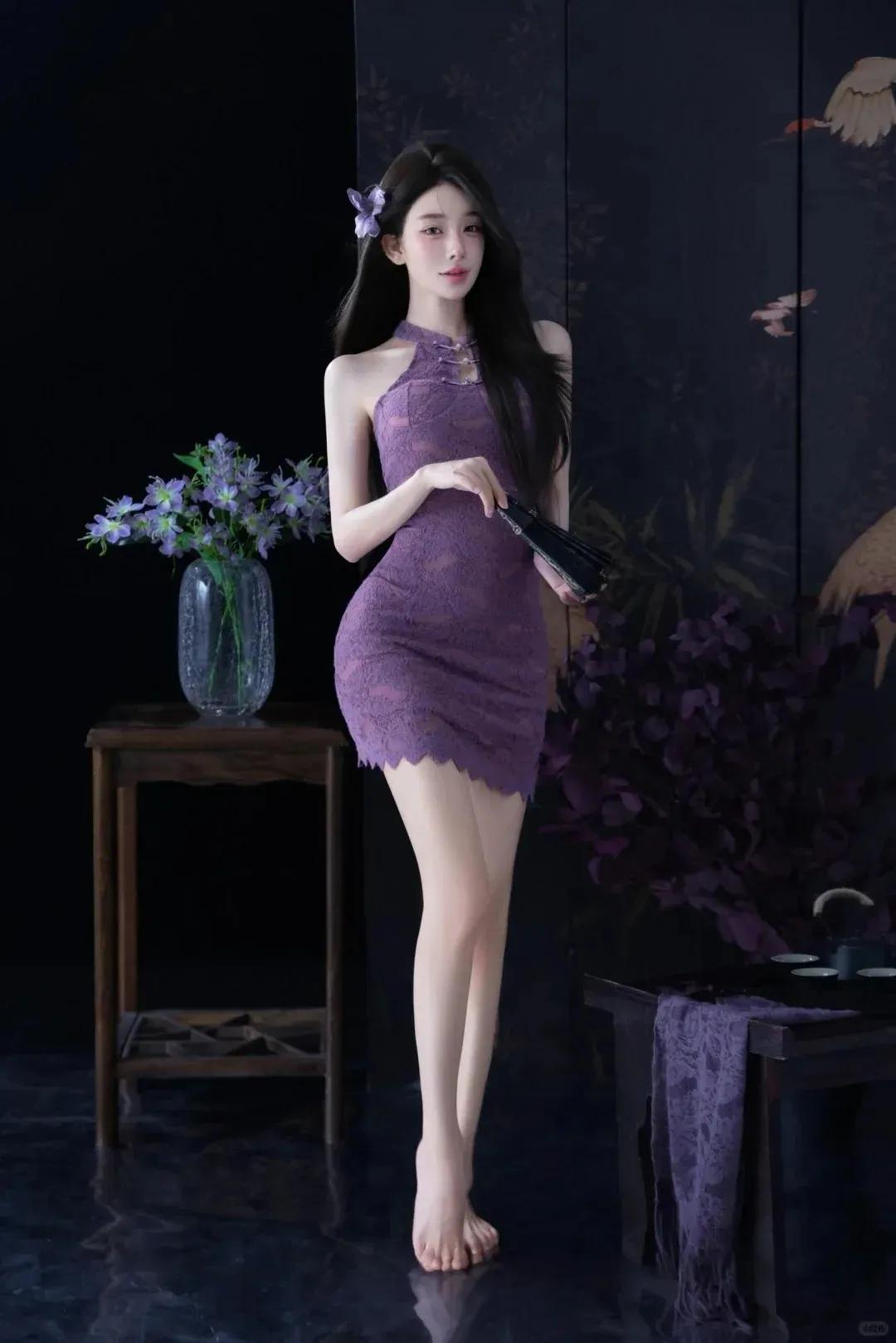 东方空间的雅致与她的紫韵旗袍相互交融，领口的盘扣缀着细碎珍珠，裙摆流转间似有紫雾
