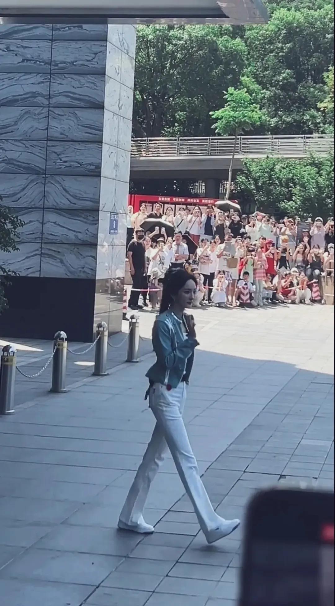 杨幂出席活动，身材保持非常好