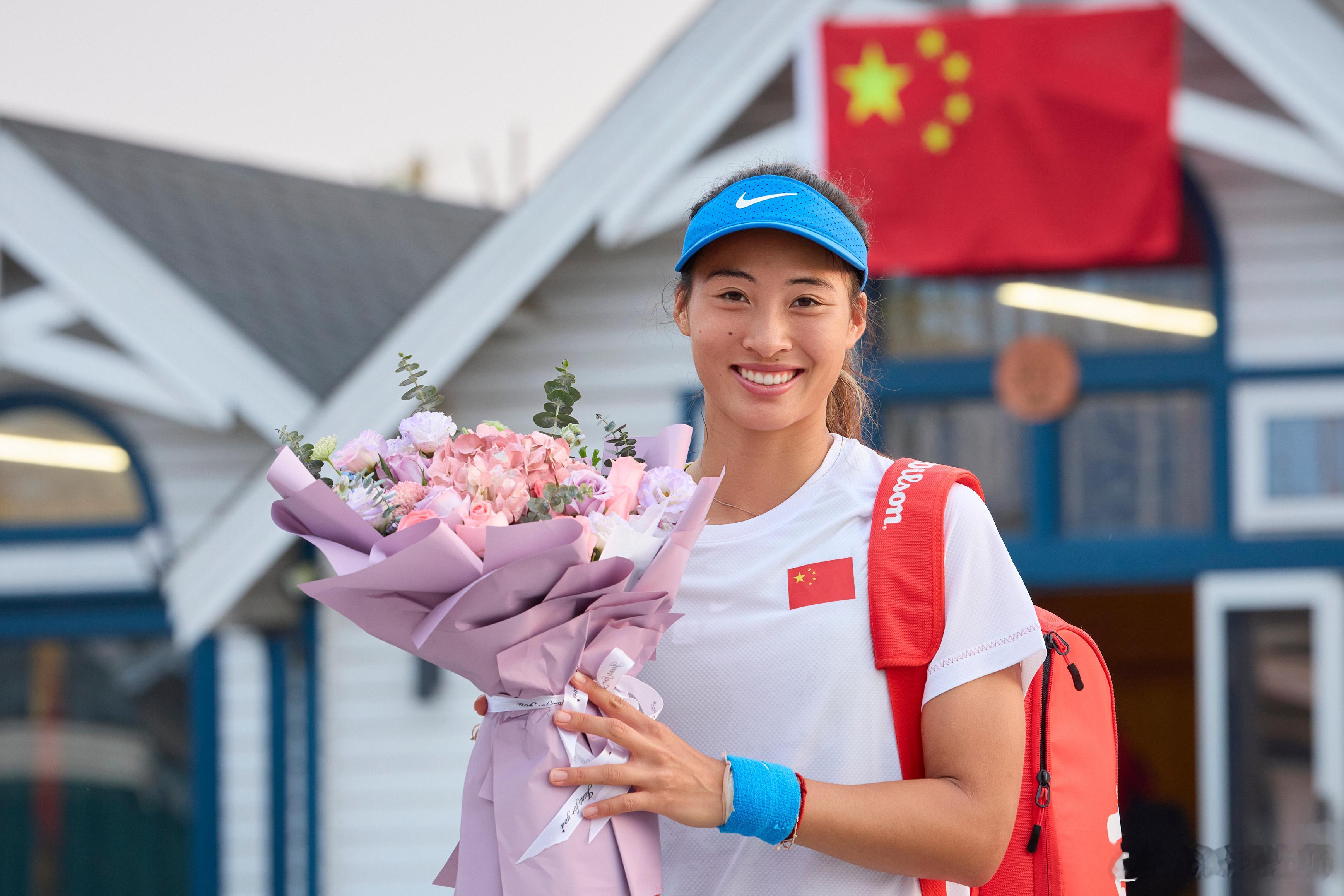 中国五位女将郑钦文、朱琳、王曦雨、王欣瑜和郭涵煜汇聚长沙月亮岛红土网球公园，比利