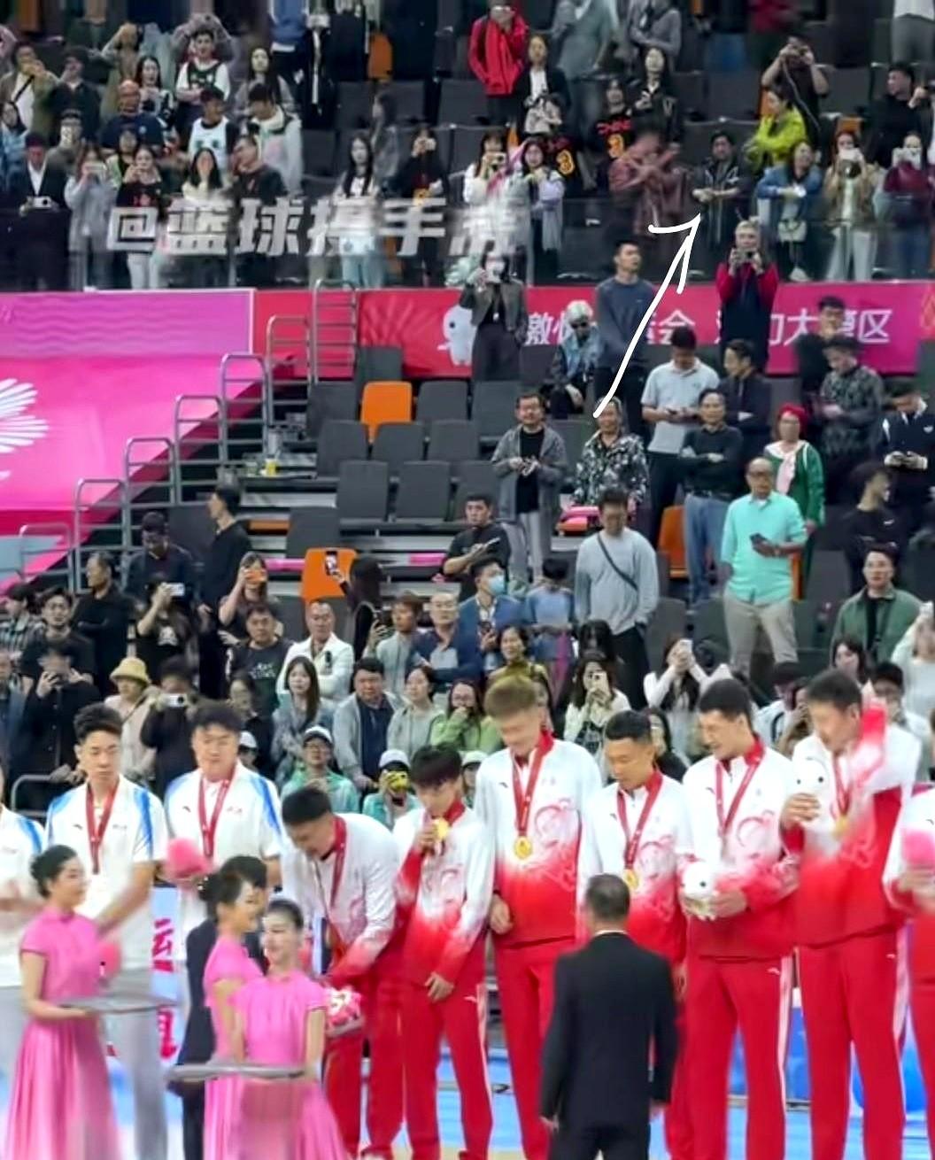 最近有人说杜锋教练只会在场边“吼战术”？全运会颁奖礼上的他，反差感直接拉满！
